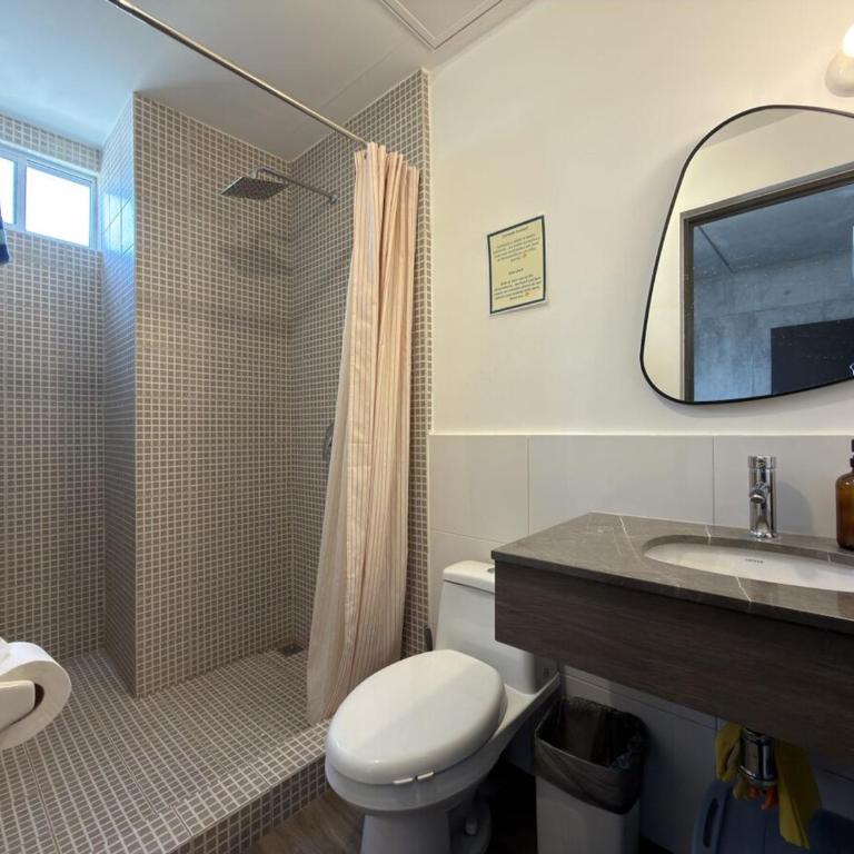 Dpto céntrico con Piscina y Gym - Two-Bedroom Apartment with Balcony - 11