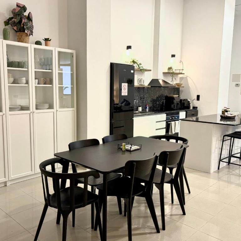 Across from the Turia Modern City Stay - Two-Bedroom Apartment - 25