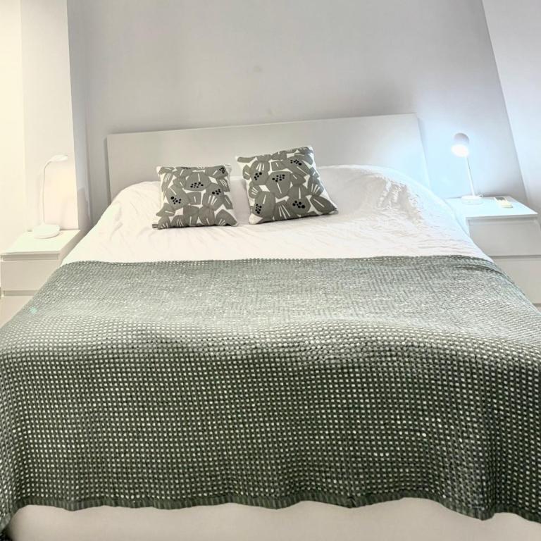 Across from the Turia Modern City Stay - Two-Bedroom Apartment - 13
