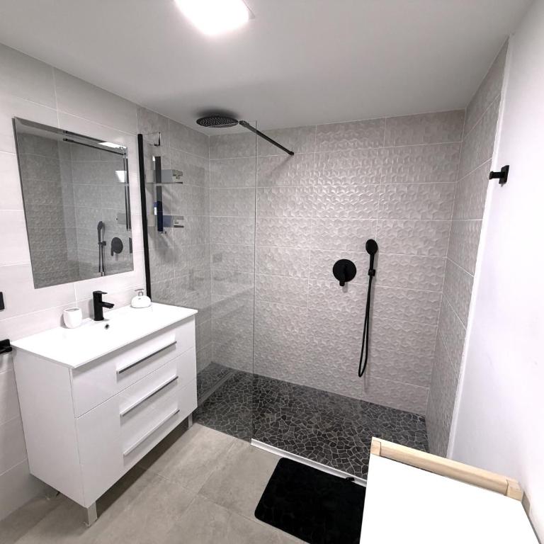 Across from the Turia Modern City Stay - Two-Bedroom Apartment - 16