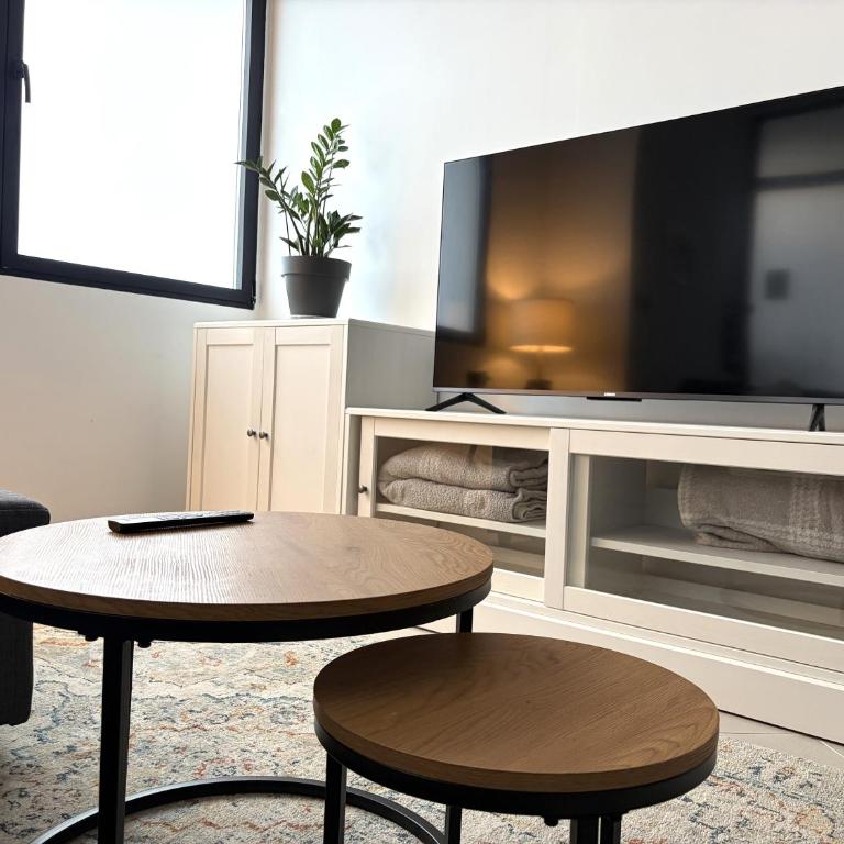 Across from the Turia Modern City Stay - Two-Bedroom Apartment - 4