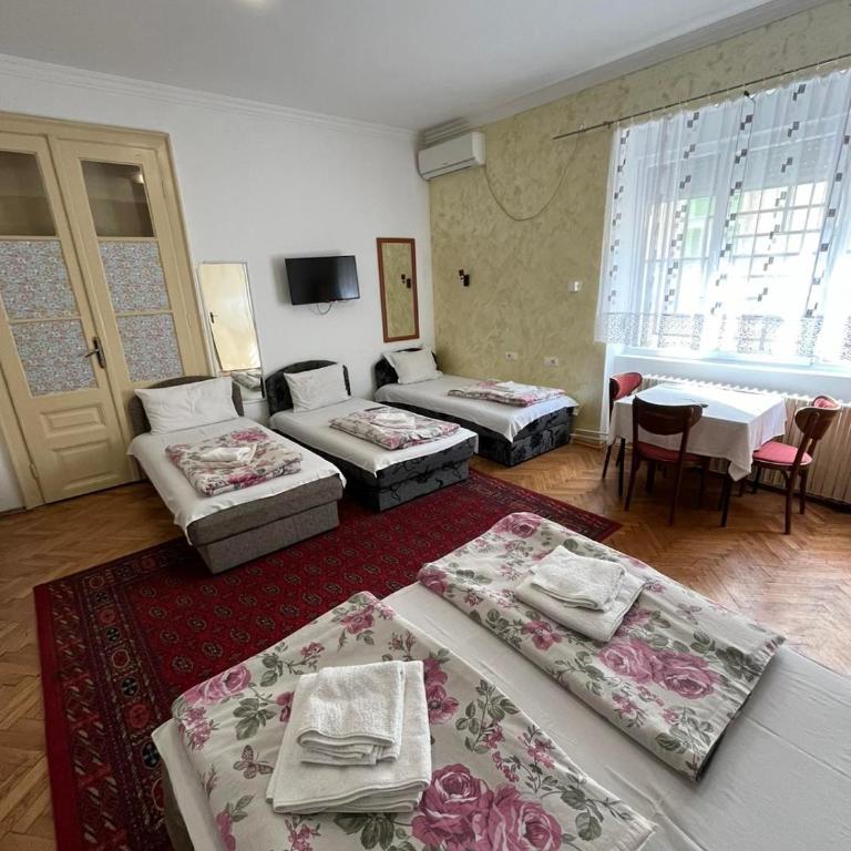 Sobe Centar Kupatilo WiFi Rooms - Porodična Soba sa Sopstvenim Kupatilom - 2