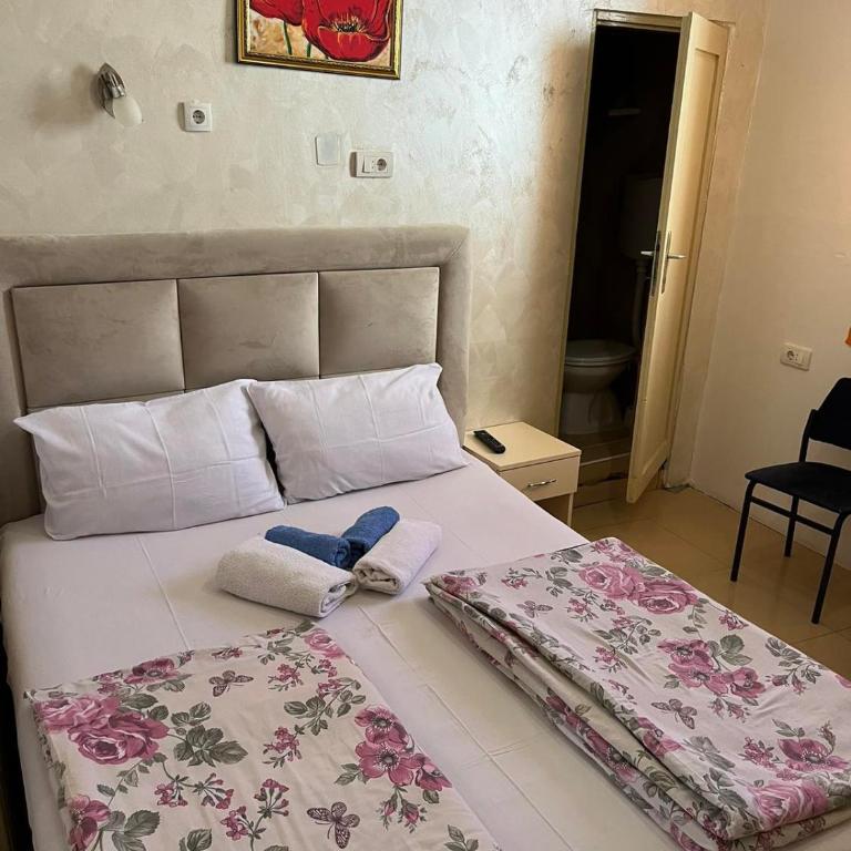 Sobe Centar Kupatilo WiFi Rooms - Dvokrevetna Soba sa Bračnim Krevetom i Sopstvenim Kupatilom - 2