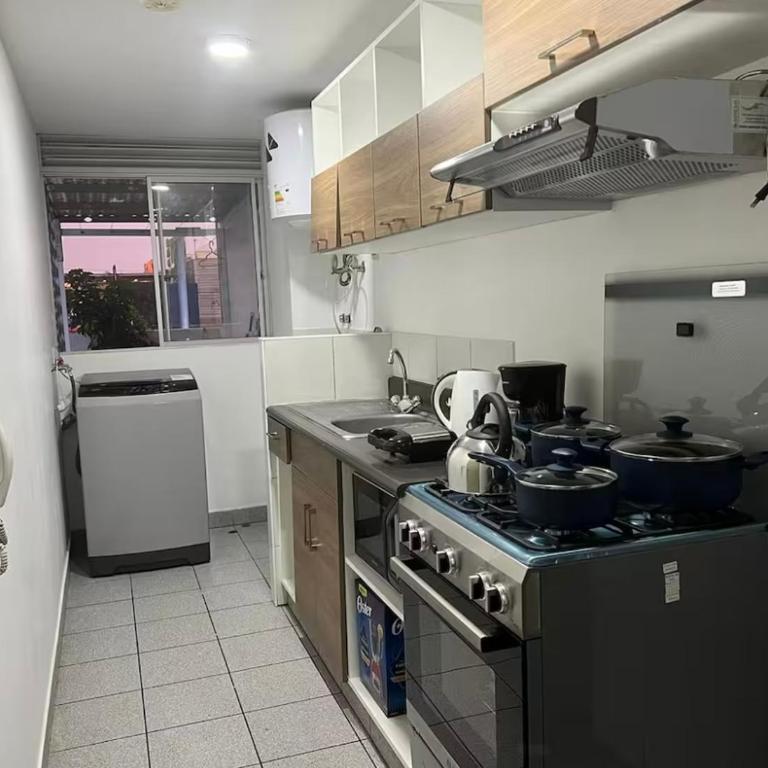 Departamento cómodo a 20 minutos del aeropuerto - Three-Bedroom Apartment - 2