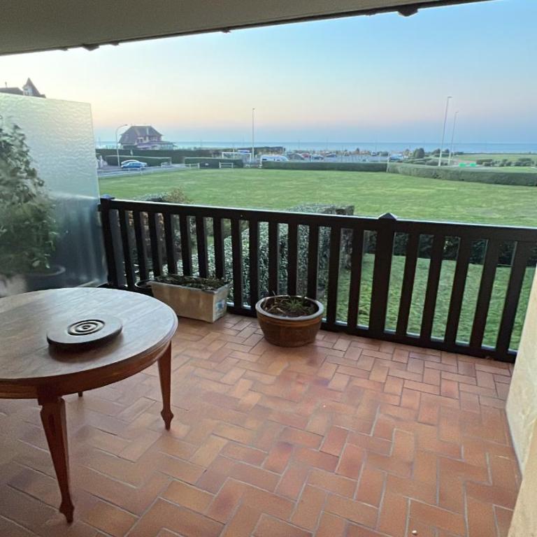 Charming beachfront apartment in Deauville - Two-Bedroom Apartment - 30