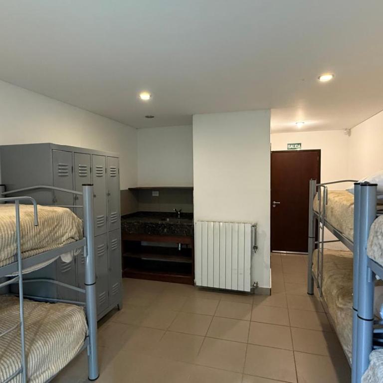 Departamentos-Cabañas y Habitaciones Compartidas El Puente - Cama en habitación compartida mixta de 6 camas - 3