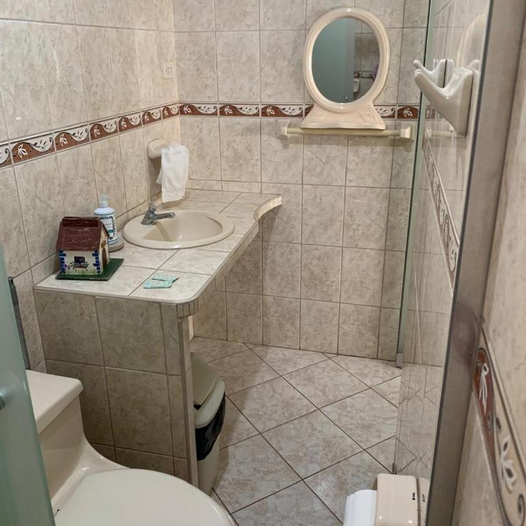 Apartamento cerca a lugares turísticos en Ica para 5 personas - Three-Bedroom Apartment - 12