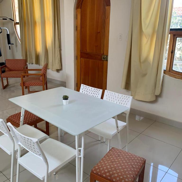 Apartamento cerca a lugares turísticos en Ica para 5 personas - Three-Bedroom Apartment - 5