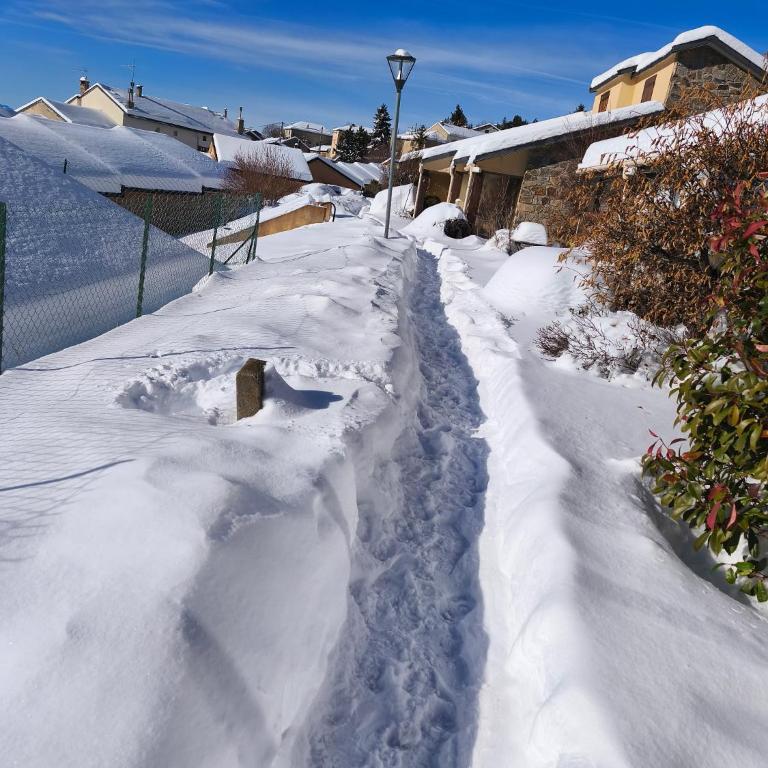 LES FONTANILLES odeillo chalet 60 WIFI & PARKING gratuit exposé plein sud & plein pied , draps & serviettes de toilettes non inclus, sabanas y toallas no incluidos - Chalet 2 Chambres - 4