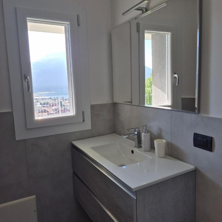 Lake view apartment and private covered parking space- La Terrazza di Jo - Monolocale con Vista Lago - 24