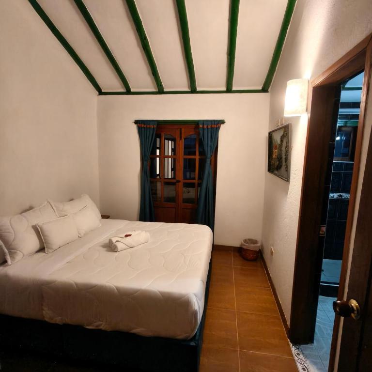 Roomii Hostel - Double Room with Mountain View - 2
