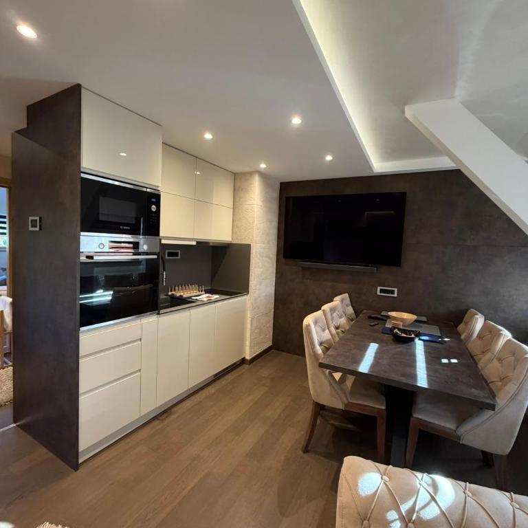 Apartments Konaci Centar - Two-Bedroom Deluxe Apartment with Garden View - 17