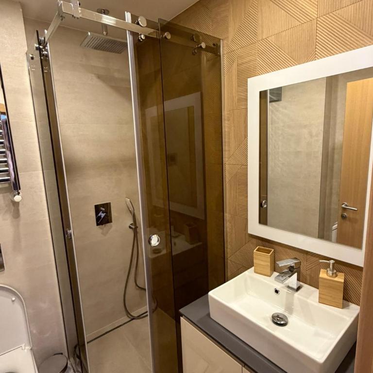 Apartments Konaci Centar - Two-Bedroom Deluxe Apartment with Garden View - 8