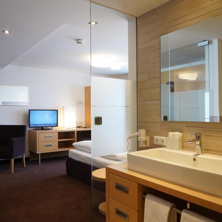 Quality Hosts Arlberg - Hotel Goldenes Kreuz B&B - Sommerkarte Premium inklusive - Comfort Dreibettzimmer - 5