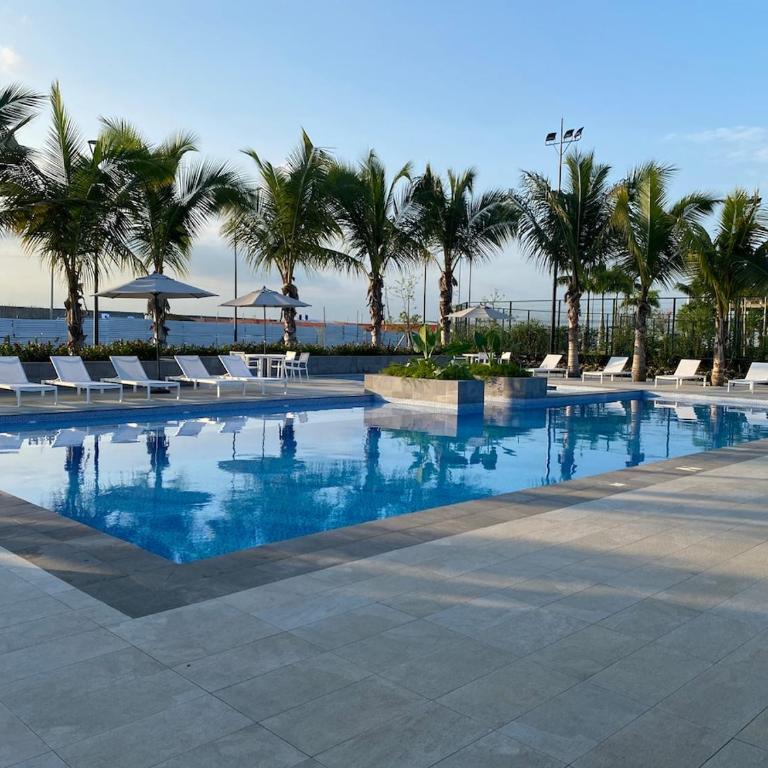 Modern Isla Mocoli Retreat - Cinema by, Pool & Gym - Three-Bedroom Premium Apartment with Balcony - 5