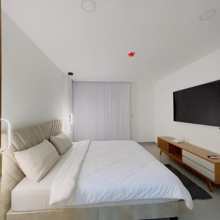 Modern Isla Mocoli Retreat - Cinema by, Pool & Gym - Three-Bedroom Premium Apartment with Balcony - 6