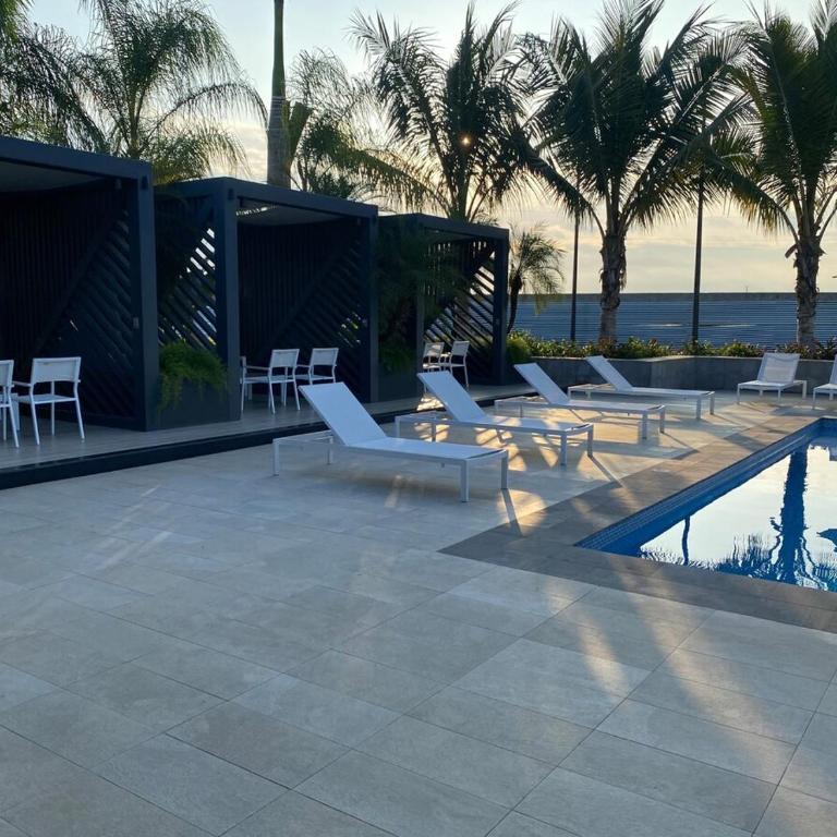 Modern Isla Mocoli Retreat - Cinema by, Pool & Gym - Three-Bedroom Premium Apartment with Balcony - 11