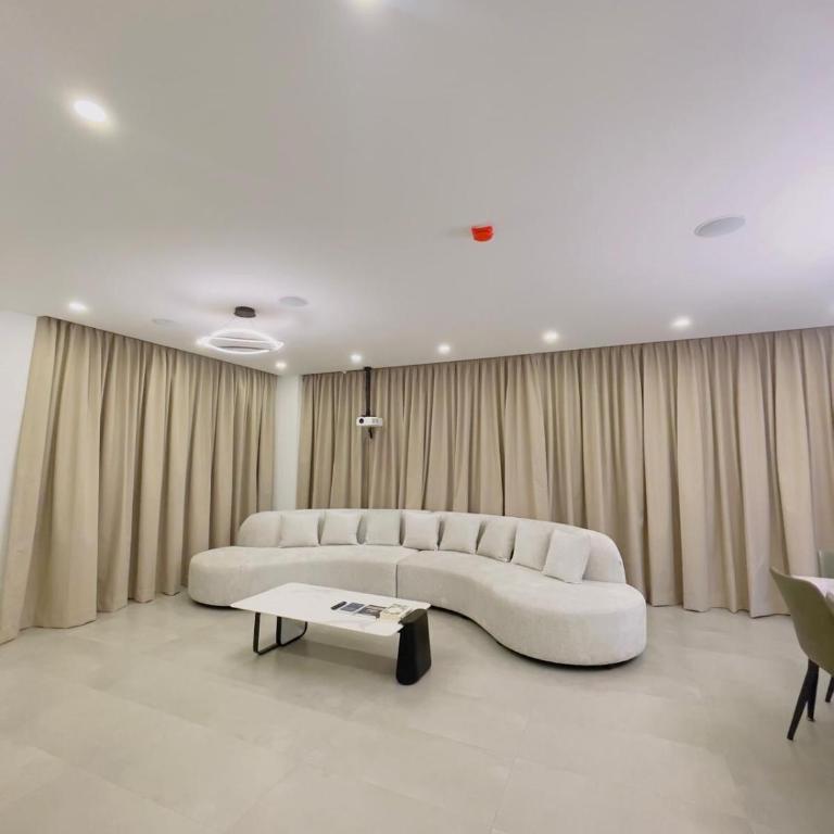 Modern Isla Mocoli Retreat - Cinema by, Pool & Gym - Three-Bedroom Premium Apartment with Balcony - 16