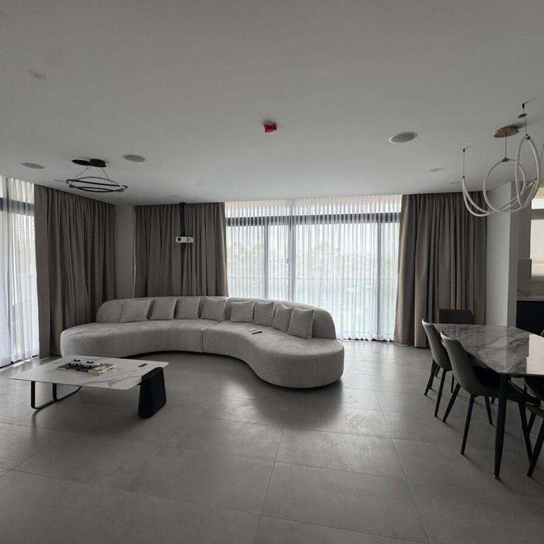 Modern Isla Mocoli Retreat - Cinema by, Pool & Gym - Three-Bedroom Premium Apartment with Balcony - 18