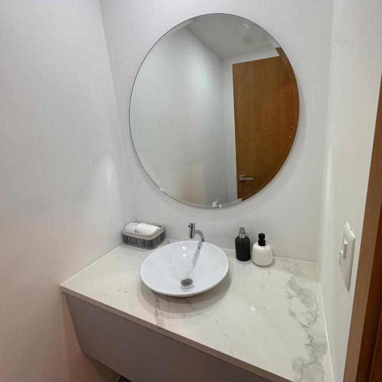 Modern Isla Mocoli Retreat - Cinema by, Pool & Gym - Three-Bedroom Premium Apartment with Balcony - 21