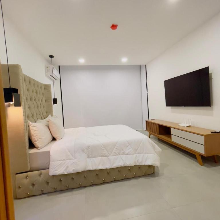 Modern Isla Mocoli Retreat - Cinema by, Pool & Gym - Three-Bedroom Premium Apartment with Balcony - 23