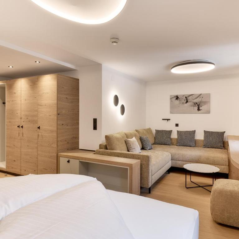 Quality Hosts Arlberg - Hotel Goldenes Kreuz B&B - Sommerkarte Premium inklusive - Dreibettzimmer mit Balkon - 5