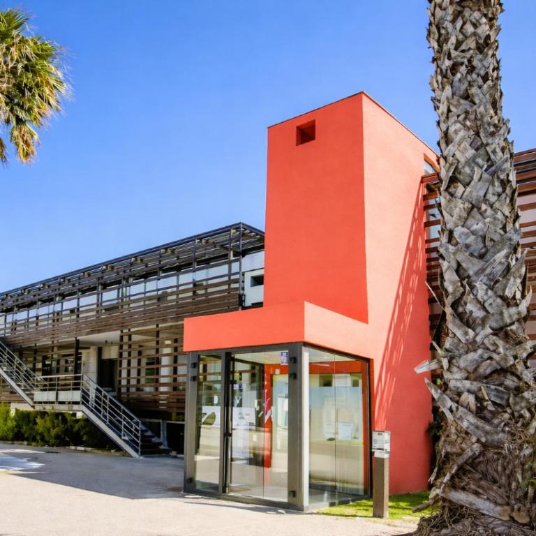 VERT Paradis ST CYPRIEN GOLF CLAIR 3 étoiles, 80 m2 avec Terrasse Pergola, Vue apaisante sur Pins parasols, 2è étage, 2 chambres, 3 CLIM, WIFI - Piscine, Parking et Park à vélos, Ascenseur - en Option Linge, Ménage - Pistes cyclables, Mer à proximité - Two-Bedroom Apartment - 42
