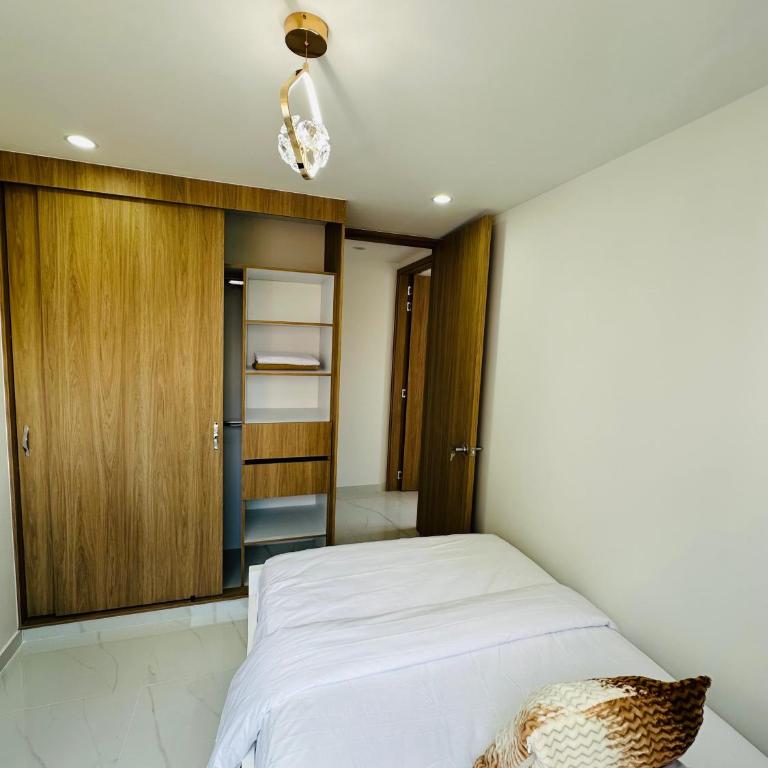 Apartamento hogar del Sol, balcón y descanso - Three-Bedroom Apartment - 31