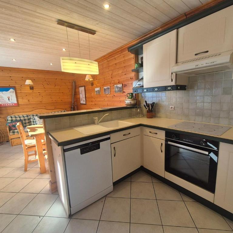 Appartement rénové avec balcon, proche pistes et commerces, animaux acceptés - FR-1-502-510 - Appartamento - 3