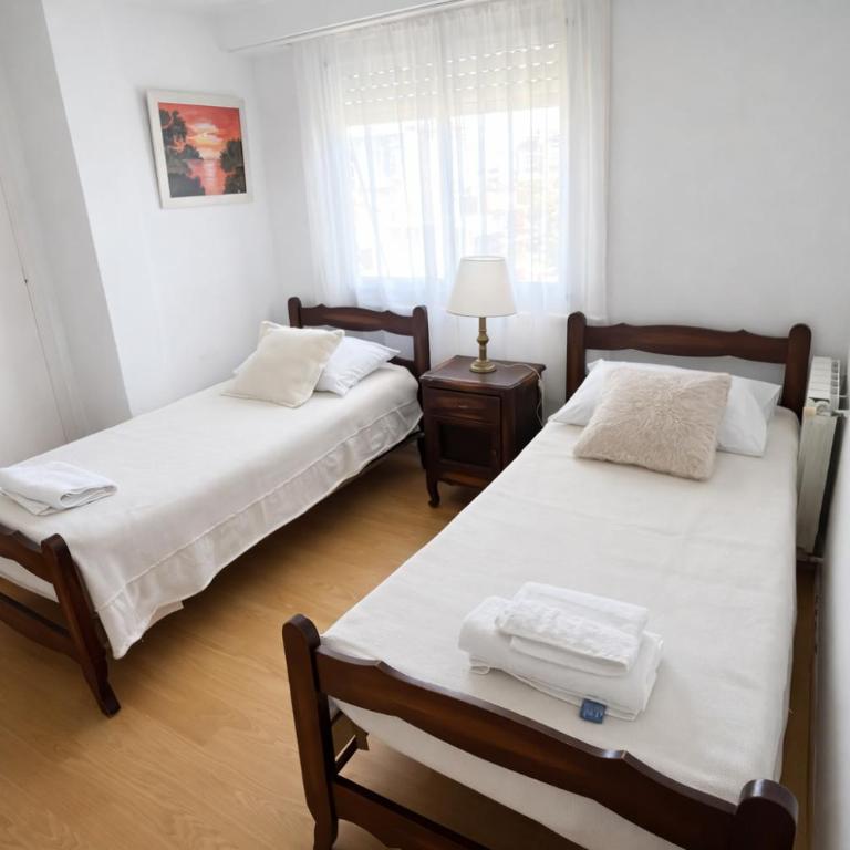 Amplio y Luminoso departamento con cochera - Apartamento de 2 dormitorios con balcón - 16