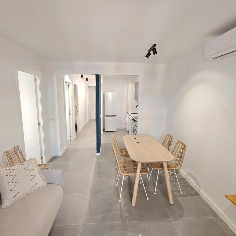 Lovely apartment Poblenou beach - Three-Bedroom Apartment - 16