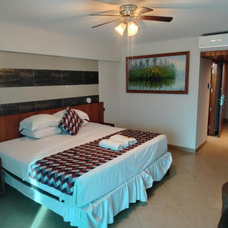 Samiria Jungle Hotel - Habitación con cama extragrande y vistas a la piscina - 5