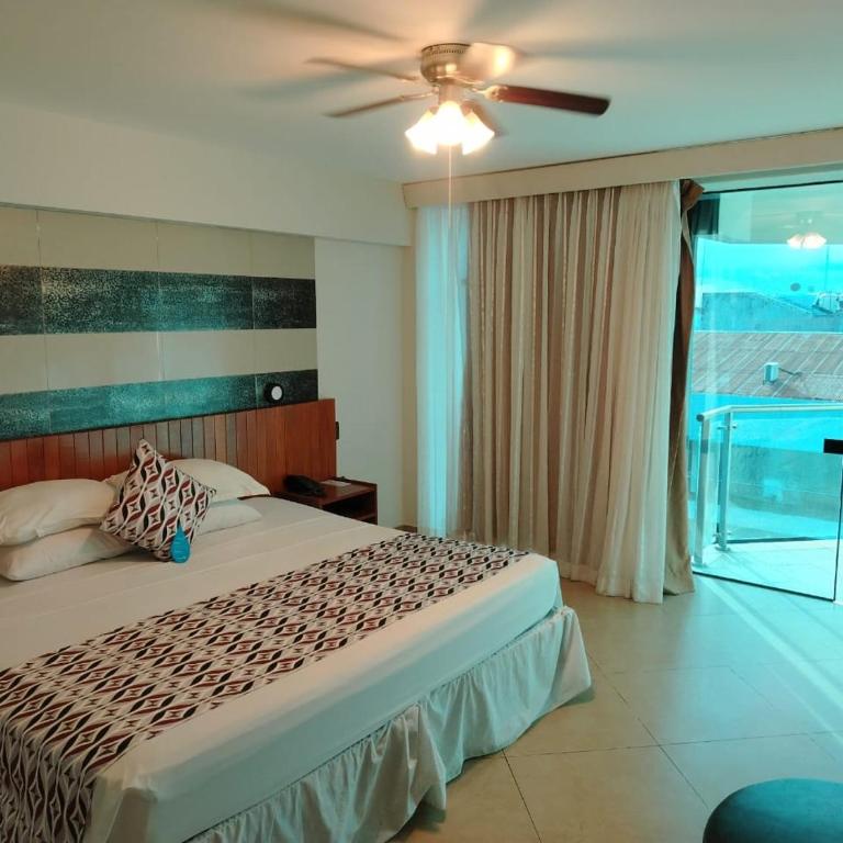 Samiria Jungle Hotel - Habitación con cama extragrande y vistas a la piscina - 8