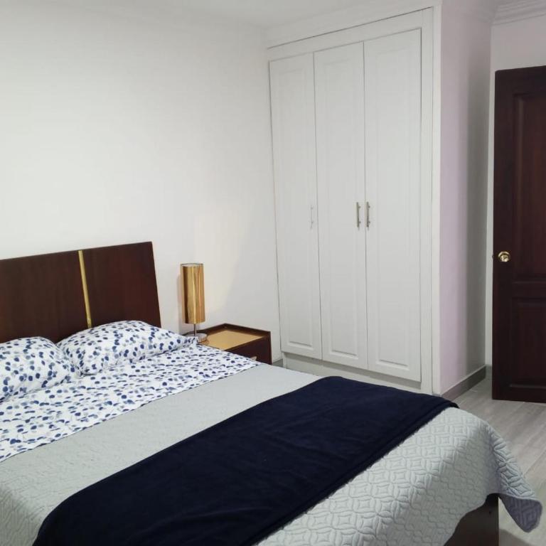 Casa Moderna en Loja - ideal para familias - Three-Bedroom House - 11