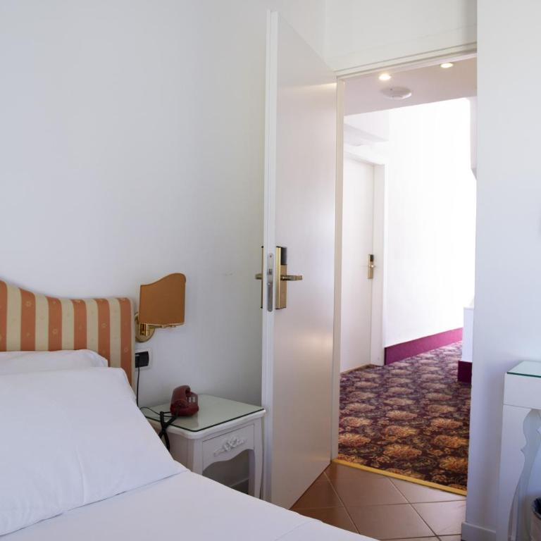 Hotel Iva - Standard Double or Twin Room with Balcony - Annex - 5