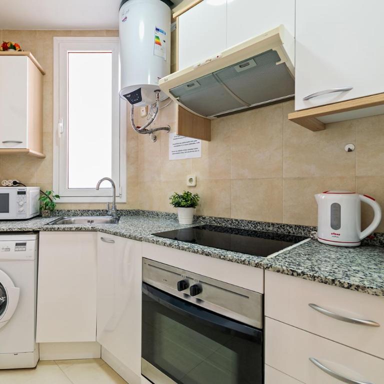 Downtown penthouse with views of Barcelona - One-Bedroom Apartment with Balcony and City View - 3