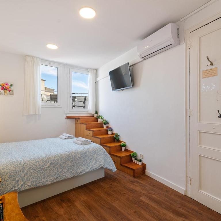 Downtown penthouse with views of Barcelona - One-Bedroom Apartment with Balcony and City View - 10