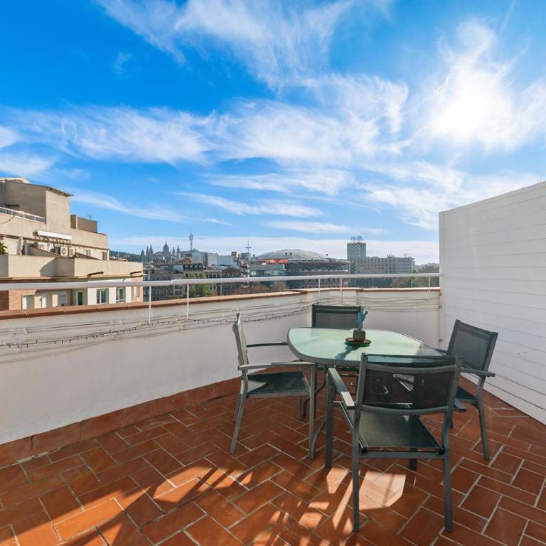 Downtown penthouse with views of Barcelona - One-Bedroom Apartment with Balcony and City View - 11
