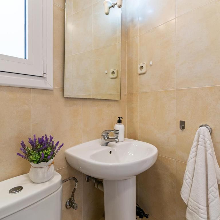 Downtown penthouse with views of Barcelona - One-Bedroom Apartment with Balcony and City View - 14