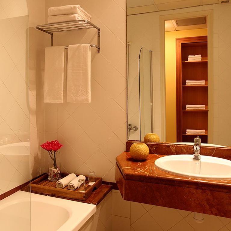 Hotel Nouvel - Triple Room with Terrace - 5