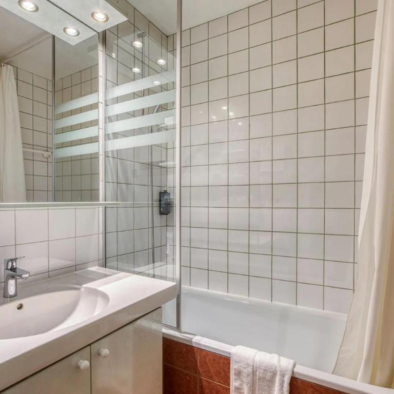 Brit Hotel Florimont - Chambre Triple Confort - 4