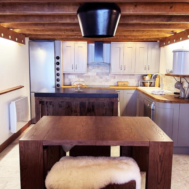 Exceptional Duplex, Cozy & Authentic Atmosphere - Three-Bedroom Apartment - 35