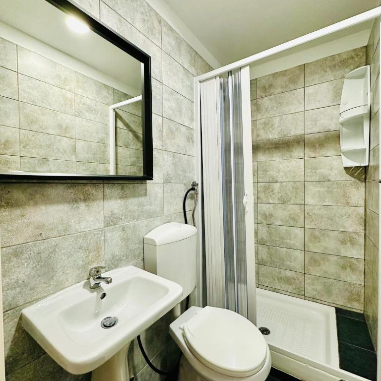 Breking Roma - Camera Matrimoniale con Bagno Privato - 8