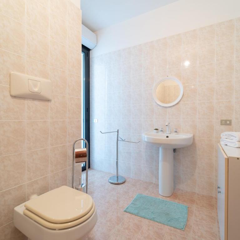 La Casa di Emma - Three-Bedroom Apartment with Balcony - 12