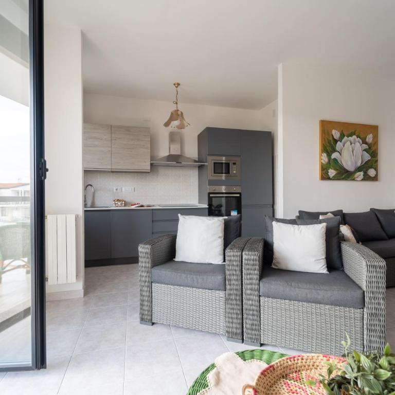 La Casa di Emma - Three-Bedroom Apartment with Balcony - 13