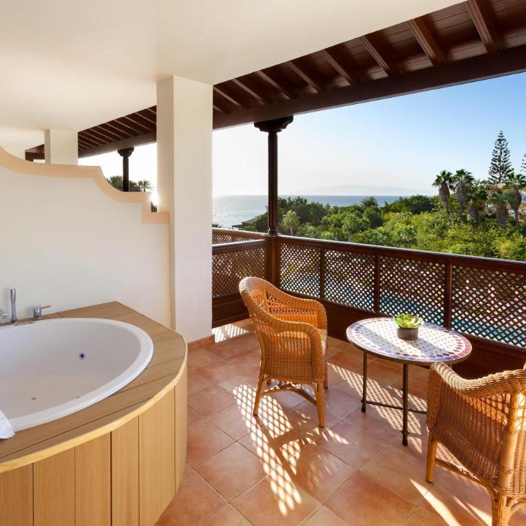 Gran Tacande Wellness & Relax Costa Adeje - Habitación Gold Level con bañera de hidromasaje y vistas al océano (2 adultos + 1 niño) - 3