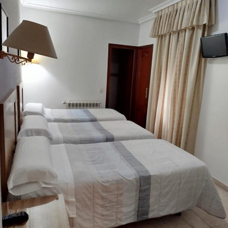 Hostal Rivera Atocha 79 - Triple Room - 8