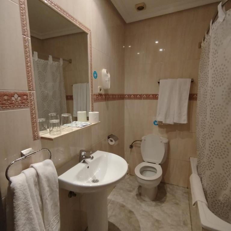 Hostal Rivera Atocha 79 - Triple Room - 10