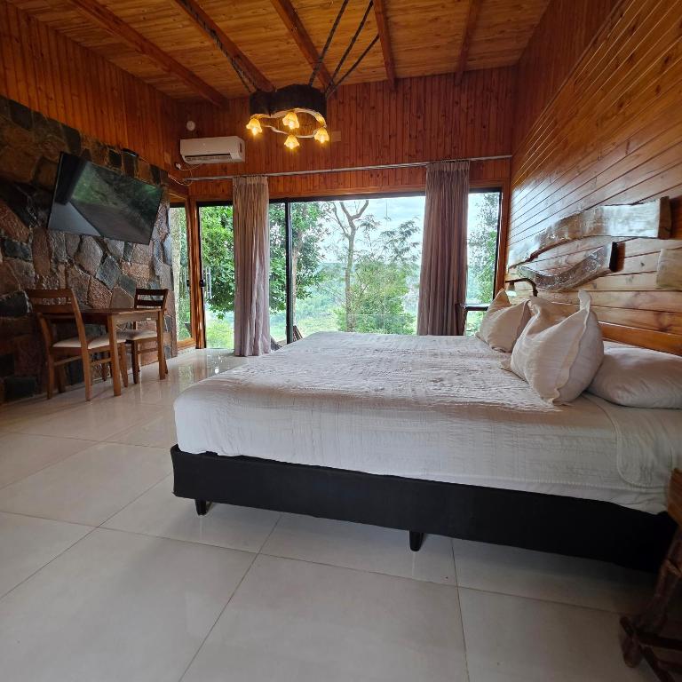 Tupa Lodge Selva y Rio - Suite con cama grande y balcón - 9