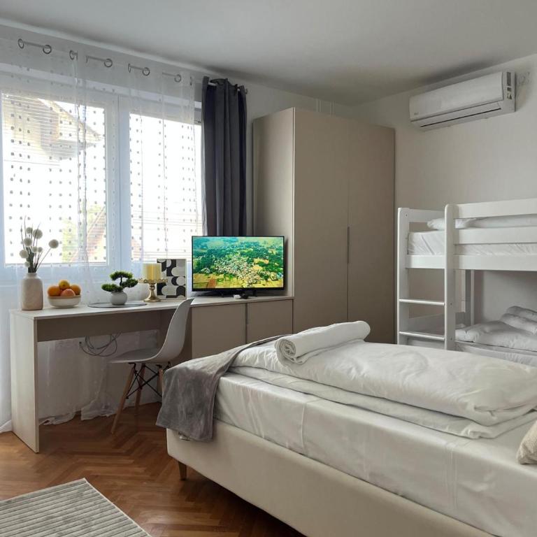 Talia - Family Room with Mountain View - 27